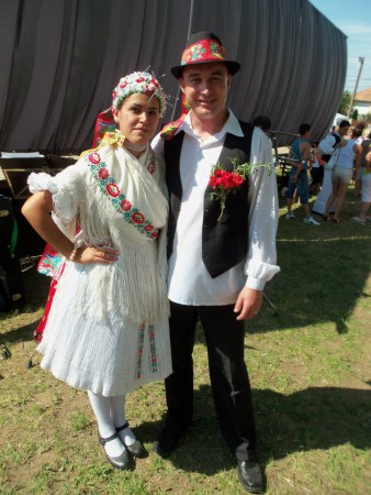 Színpadi menyasszonyommal, domonyi díszben